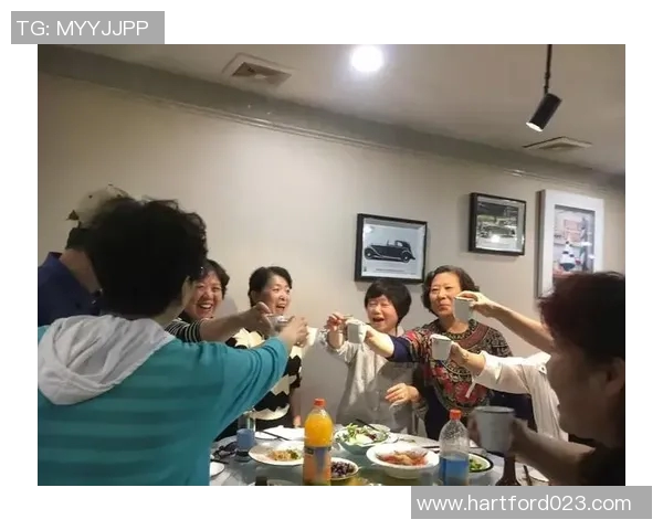 篮球明星欢聚一堂碰杯庆祝的卡通形象展现友谊与团结的魅力